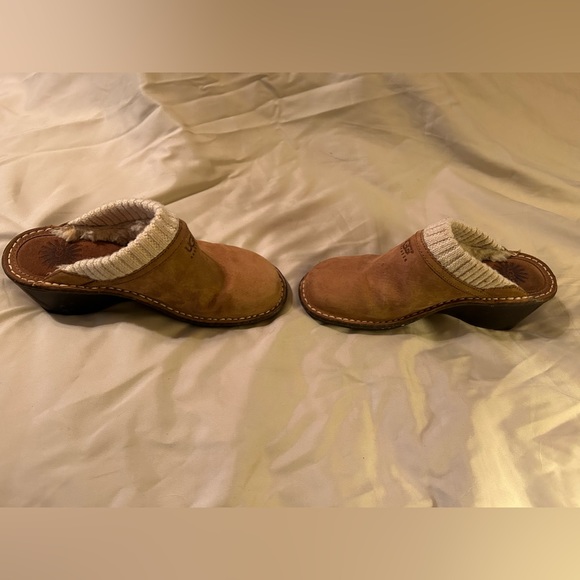 NWOT Women’s Ugg Clogs w Fur Lined Top tiny colored flakes show in sole.Gorgeous - Picture 5 of 6